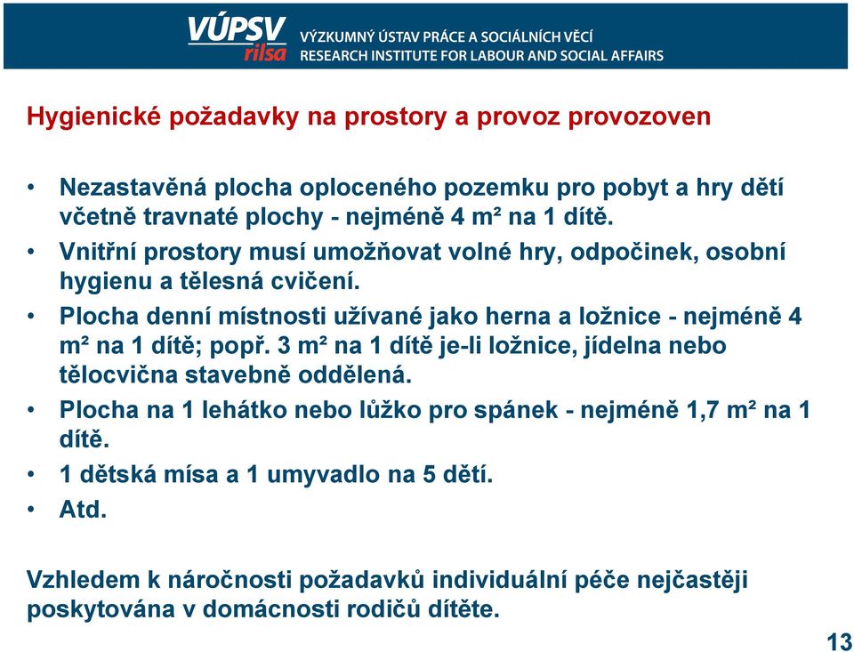 Plocha denní místnosti užívané jako herna a ložnice - nejméně 4 m² na 1 dítě; popř. 3 m² na 1 dítě je-li ložnice, jídelna nebo tělocvična stavebně oddělená.