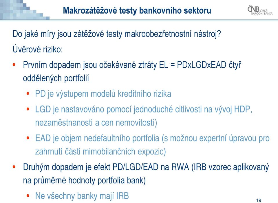 nastavováno pomocí jednoduché citlivosti na vývoj HDP, nezaměstnanosti a cen nemovitostí) EAD je objem nedefaultního portfolia (s možnou