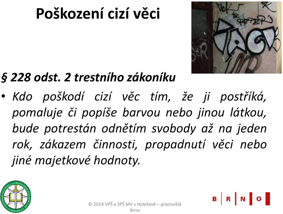 postříká, pomaluje či popíše barvou nebo jinou látkou, bude