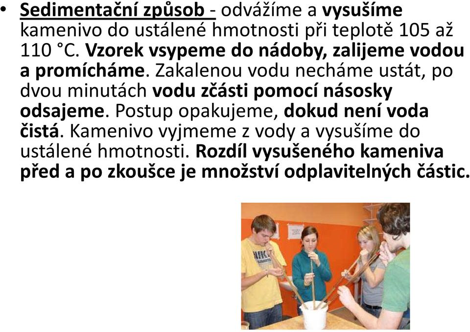 Zakalenou vodu necháme ustát, po dvou minutách vodu zčásti pomocí násosky odsajeme.