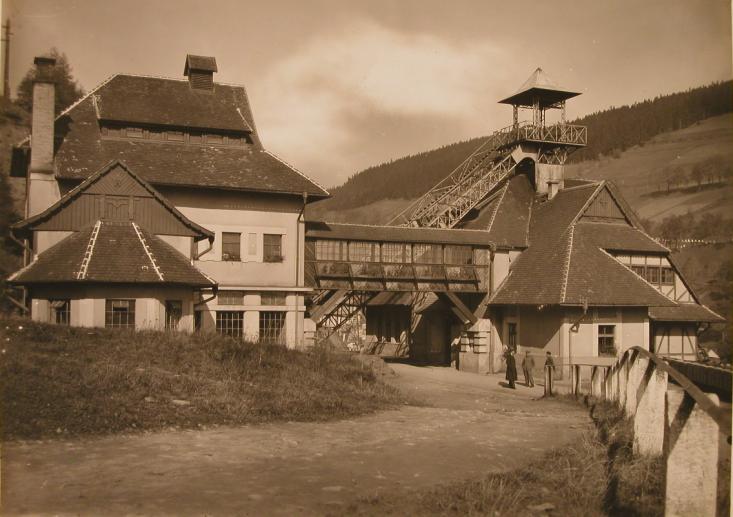 Když se zjistilo, že žluté a oranžové barvivo na barvení skla lze vyrábět z uranu, stal se smolinec vyhledávaným. Hledat na haldách se začal již počátkem 19. století.