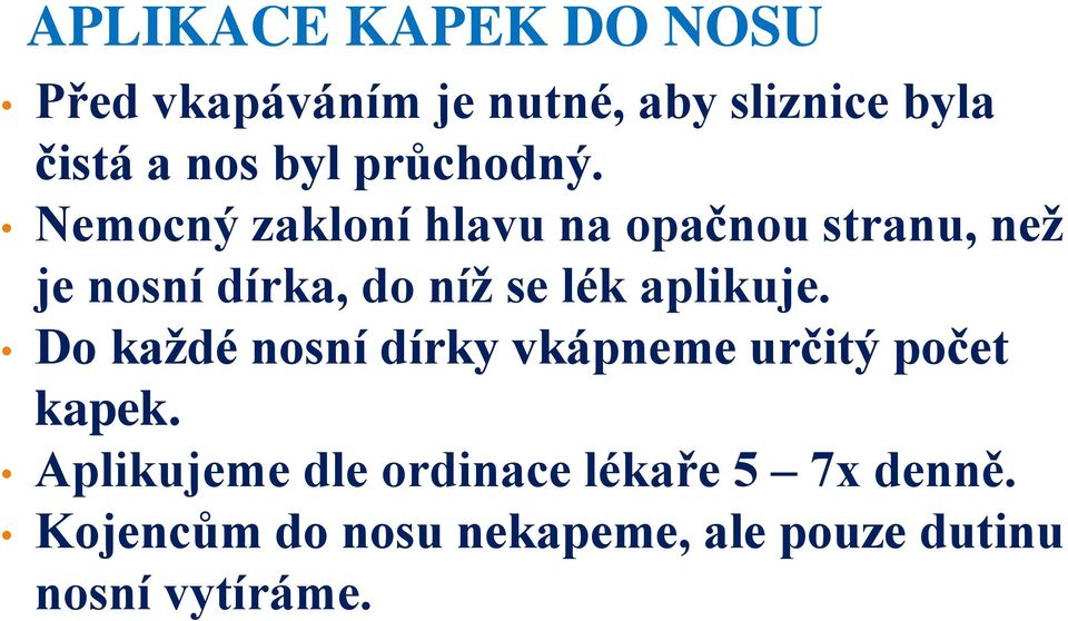 Nemocný zakloní hlavu na opačnou stranu, než je nosní dírka, do níž se lék