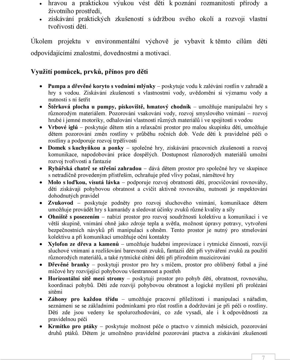 Využití pomůcek, prvků, přínos pro děti Pumpa a dřevěné koryto s vodními mlýnky poskytuje vodu k zalévání rostlin v zahradě a hry s vodou.