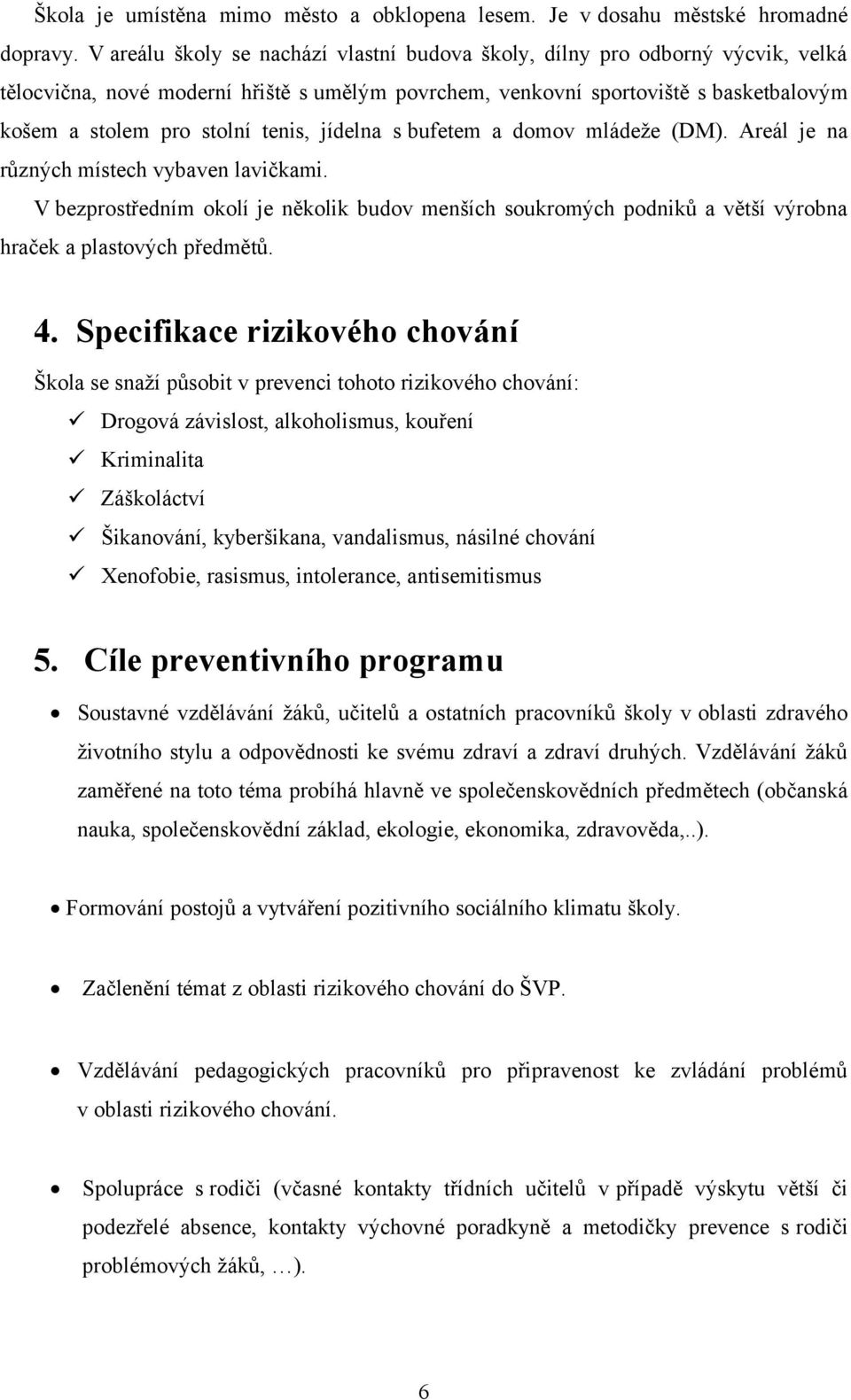 tenis, jídelna s bufetem a domov mládeže (DM). Areál je na různých místech vybaven lavičkami.