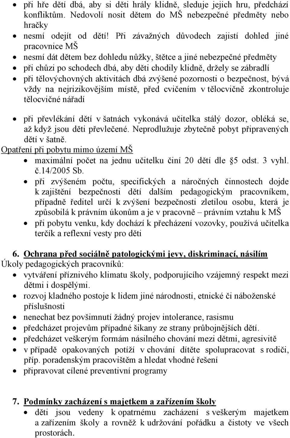 při tělovýchovných aktivitách dbá zvýšené pozornosti o bezpečnost, bývá vždy na nejrizikovějším místě, před cvičením v tělocvičně zkontroluje tělocvičné nářadí při převlékání dětí v šatnách vykonává