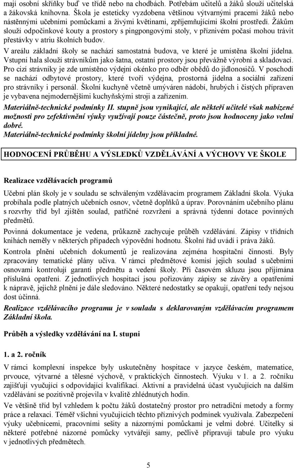 Žákům slouží odpočinkové kouty a prostory s pingpongovými stoly, v příznivém počasí mohou trávit přestávky v atriu školních budov.