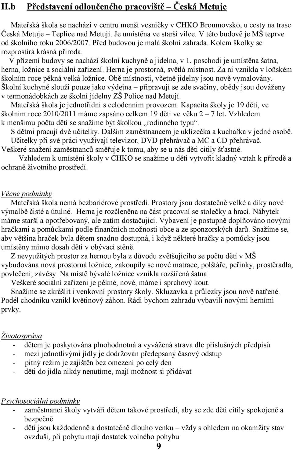 poschodí je umístěna šatna, herna, ložnice a sociální zařízení. Herna je prostorná, světlá místnost. Za ní vznikla v loňském školním roce pěkná velká ložnice.