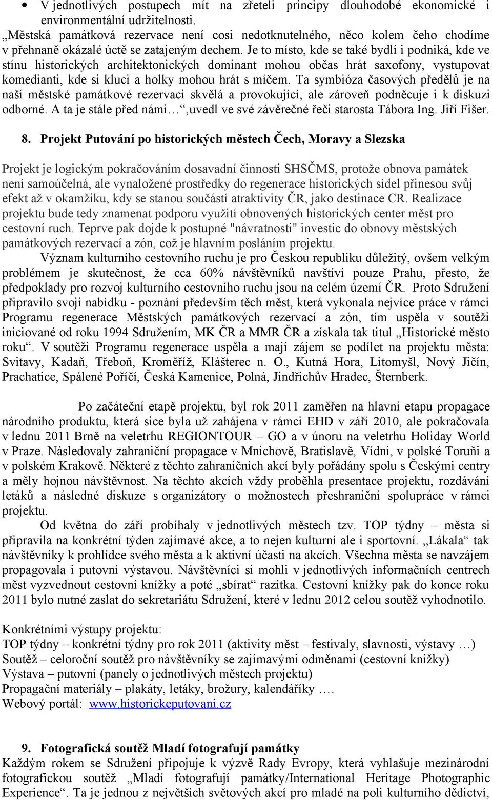 Je to místo, kde se také bydlí i podniká, kde ve stínu historických architektonických dominant mohou občas hrát saxofony, vystupovat komedianti, kde si kluci a holky mohou hrát s míčem.