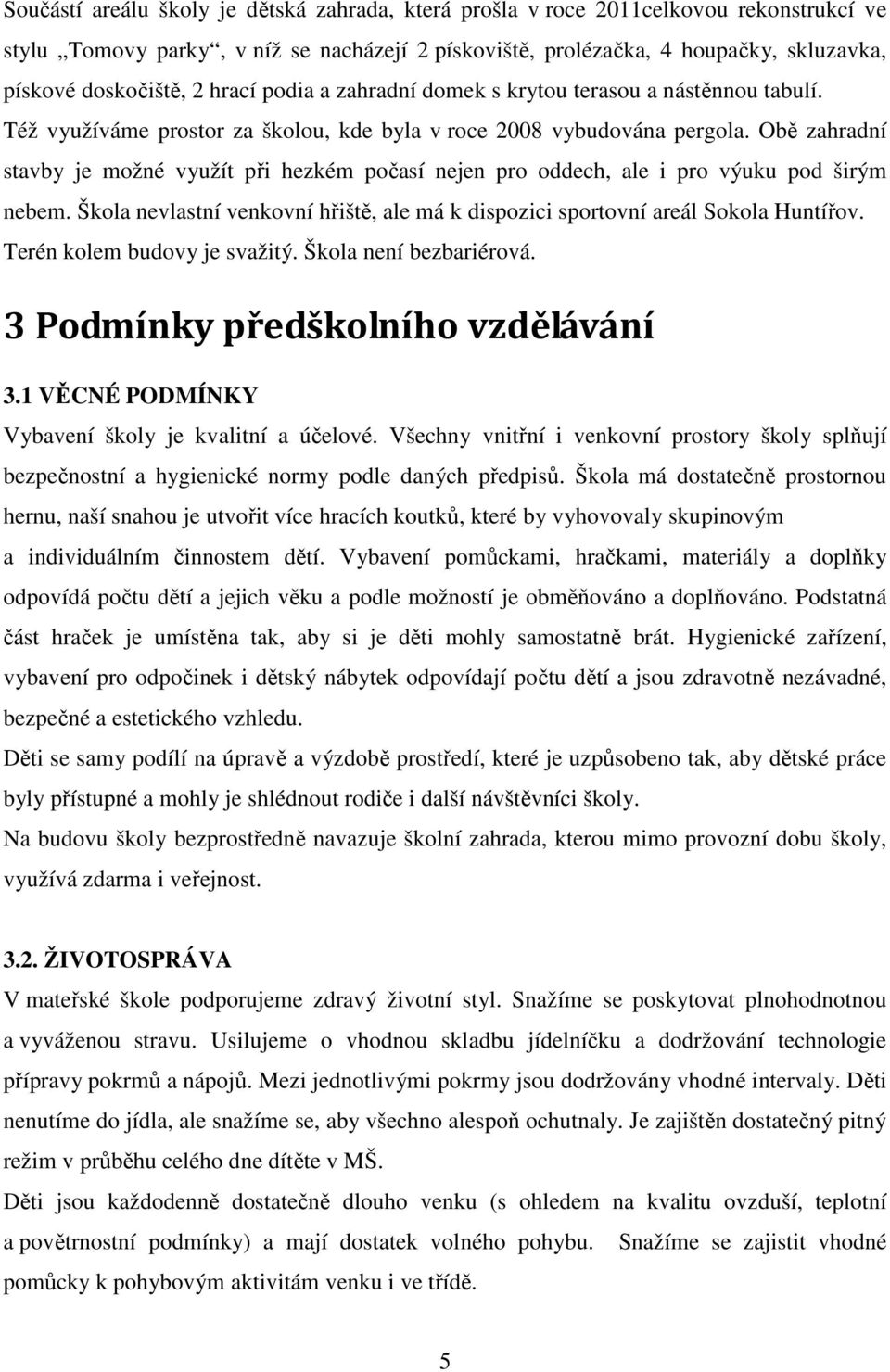 Obě zahradní stavby je možné využít při hezkém počasí nejen pro oddech, ale i pro výuku pod širým nebem. Škola nevlastní venkovní hřiště, ale má k dispozici sportovní areál Sokola Huntířov.