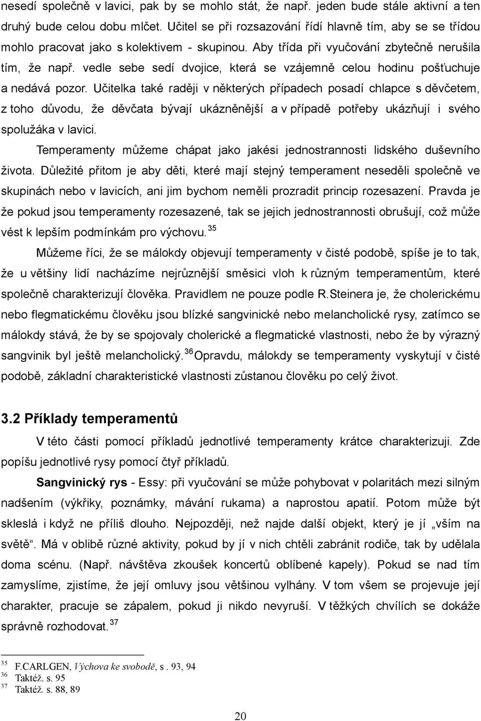 vedle sebe sedí dvojice, která se vzájemně celou hodinu pošťuchuje a nedává pozor.