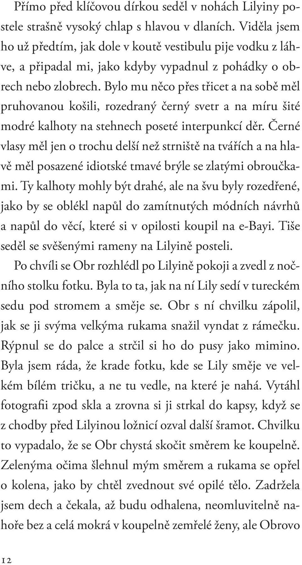 Bylo mu něco přes třicet a na sobě měl pruhovanou košili, rozedraný černý svetr a na míru šité modré kalhoty na stehnech poseté interpunkcí děr.