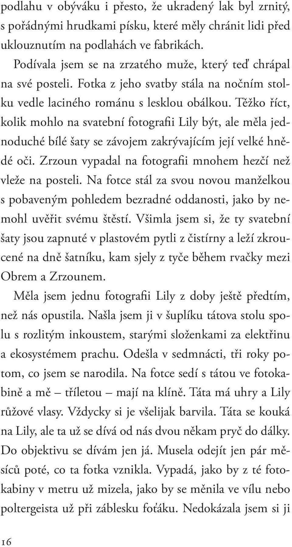 Těžko říct, kolik mohlo na svatební fotografii Lily být, ale měla jednoduché bílé šaty se závojem zakrývajícím její velké hnědé oči. Zrzoun vypadal na fotografii mnohem hezčí než vleže na posteli.