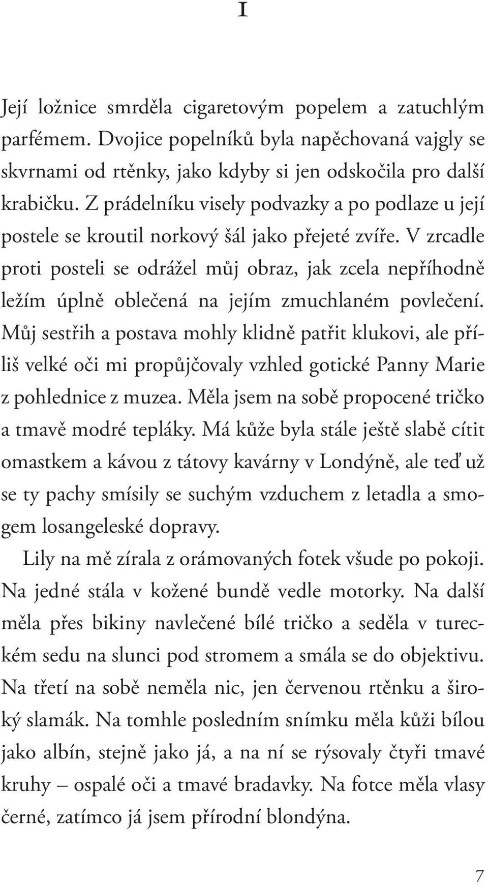 V zrcadle proti posteli se odrážel můj obraz, jak zcela nepříhodně ležím úplně oblečená na jejím zmuchlaném povlečení.