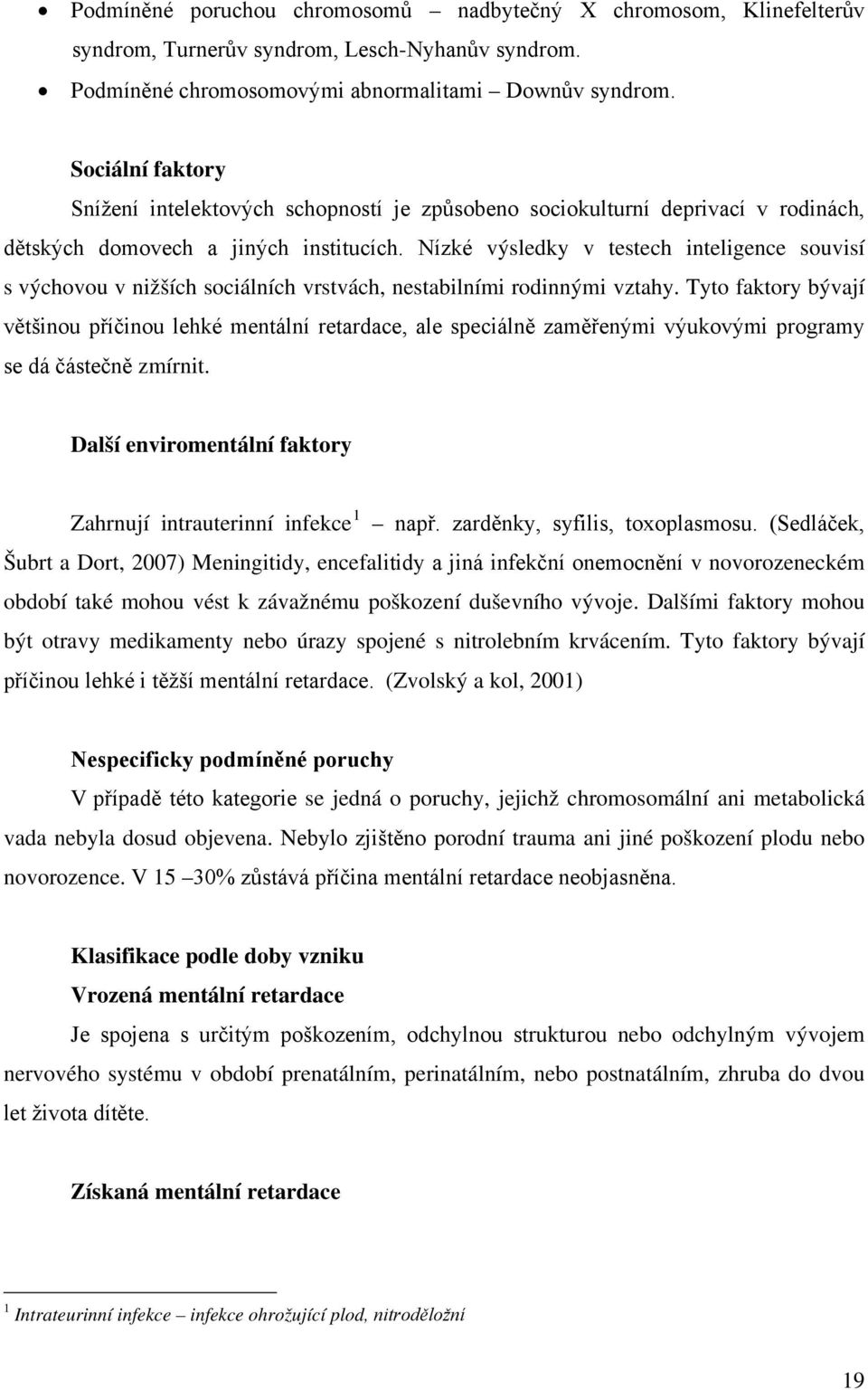 Nízké výsledky v testech inteligence souvisí s výchovou v nižších sociálních vrstvách, nestabilními rodinnými vztahy.