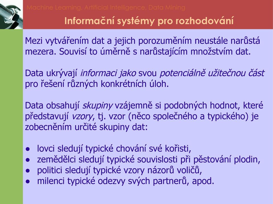 Data obsahují skupiny vzájemně si podobných hodnot, které představují vzory, tj.