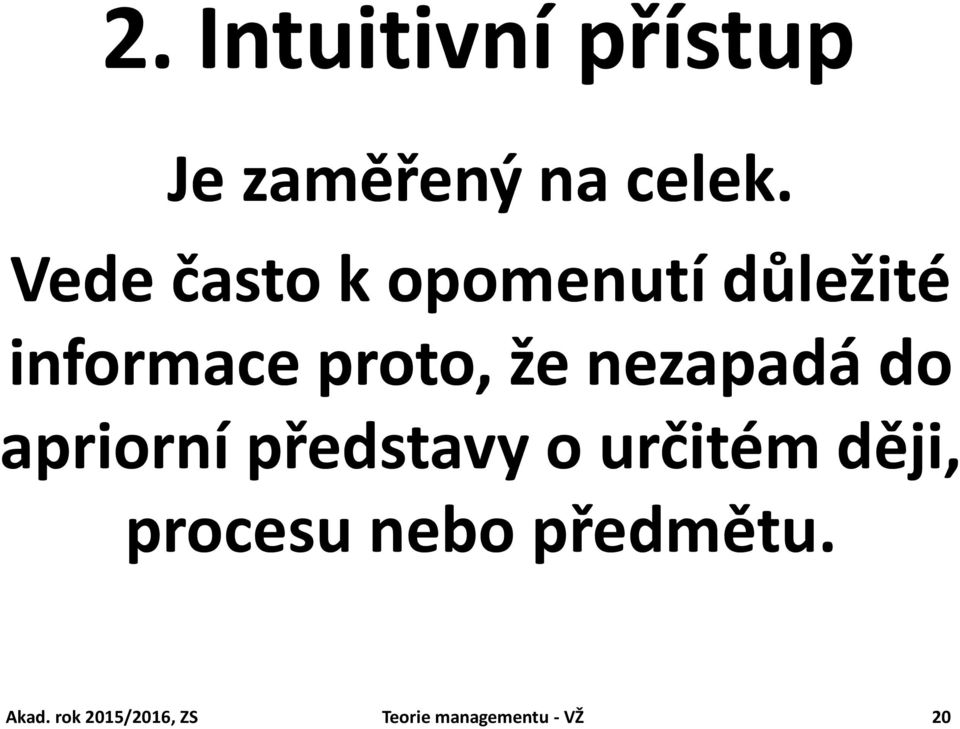 nezapadá do apriorní představy o určitém ději,