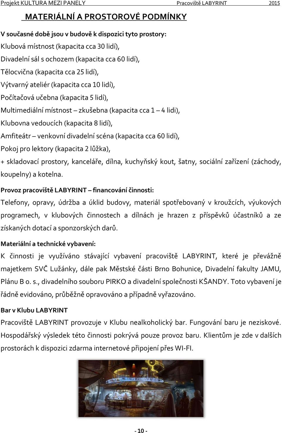 venkovní divadelní scéna (kapacita cca 60 lidí), Pokoj pro lektory (kapacita 2 lůžka), + skladovací prostory, kanceláře, dílna, kuchyňský kout, šatny, sociální zařízení (záchody, koupelny) a kotelna.