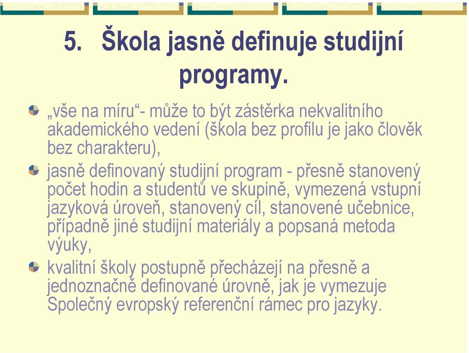 definovaný studijní program - přesně stanovený počet hodin a studentů ve skupině, vymezená vstupní jazyková úroveň, stanovený