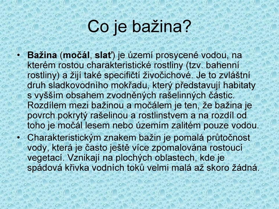 Rozdílem mezi bažinou a močálem je ten, že bažina je povrch pokrytý rašelinou a rostlinstvem a na rozdíl od toho je močál lesem nebo územím zalitém pouze vodou.