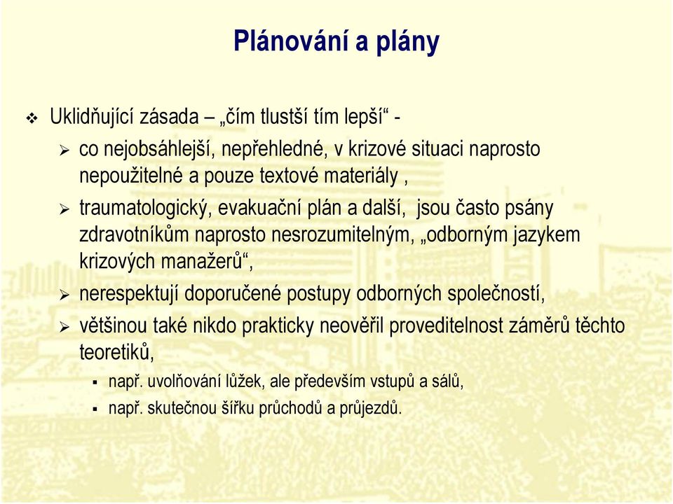 nesrozumitelným, odborným jazykem krizových manažerů, nerespektují doporučené postupy odborných společností, většinou také nikdo