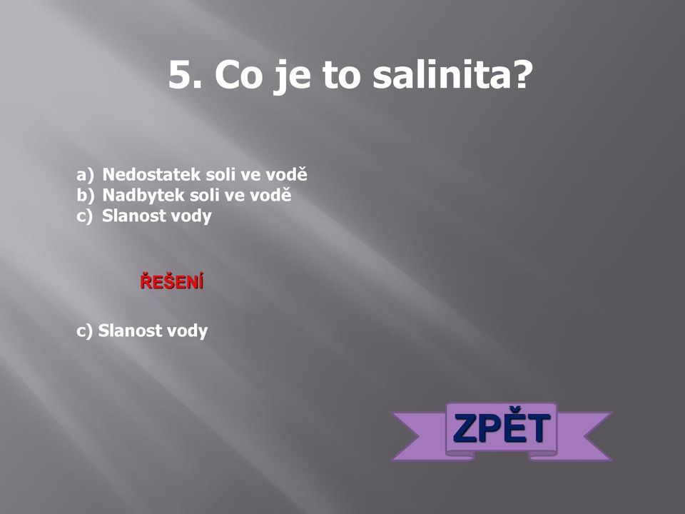 b) Nadbytek soli ve vodě