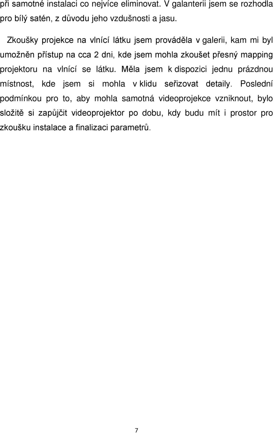 projektoru na vlnící se látku. Měla jsem k dispozici jednu prázdnou místnost, kde jsem si mohla v klidu seřizovat detaily.