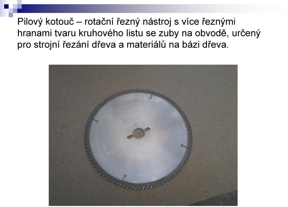 listu se zuby na obvodě, určený pro