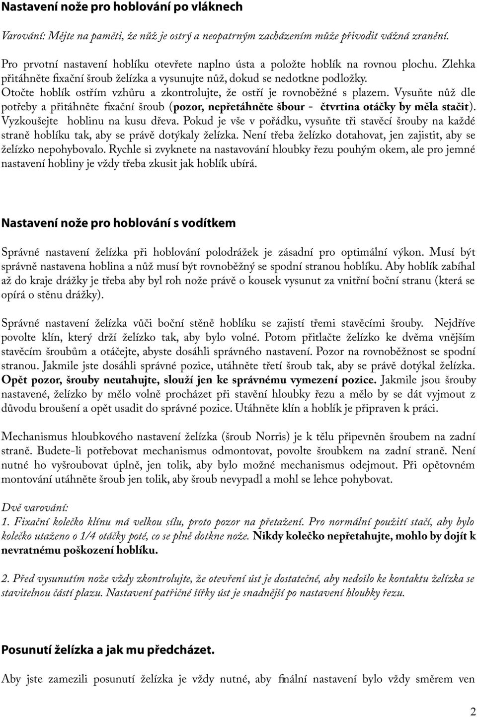 Otočte hoblík ostřím vzhůru a zkontrolujte, že ostří je rovnoběžné s plazem. Vysuňte nůž dle potřeby a přitáhněte fixační šroub (pozor, nepřetáhněte šbour - čtvrtina otáčky by měla stačit).