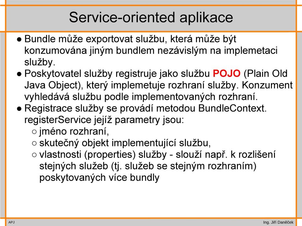 Konzument vyhledává službu podle implementovaných rozhraní. Registrace služby se provádí metodou BundleContext.