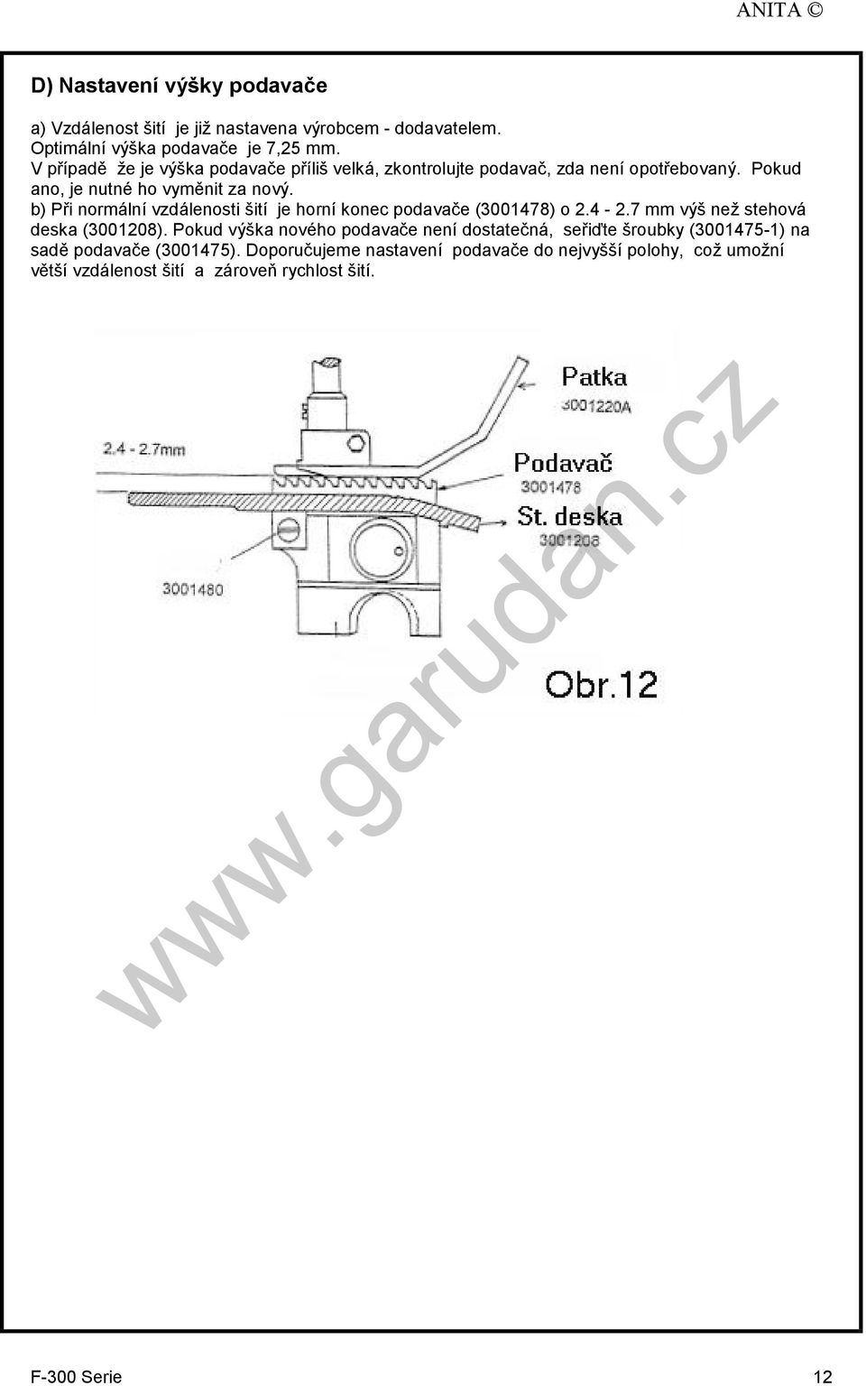 b) Při normální vzdálenosti šití je horní konec podavače (3001478) o 2.4-2.7 mm výš než stehová deska (3001208).