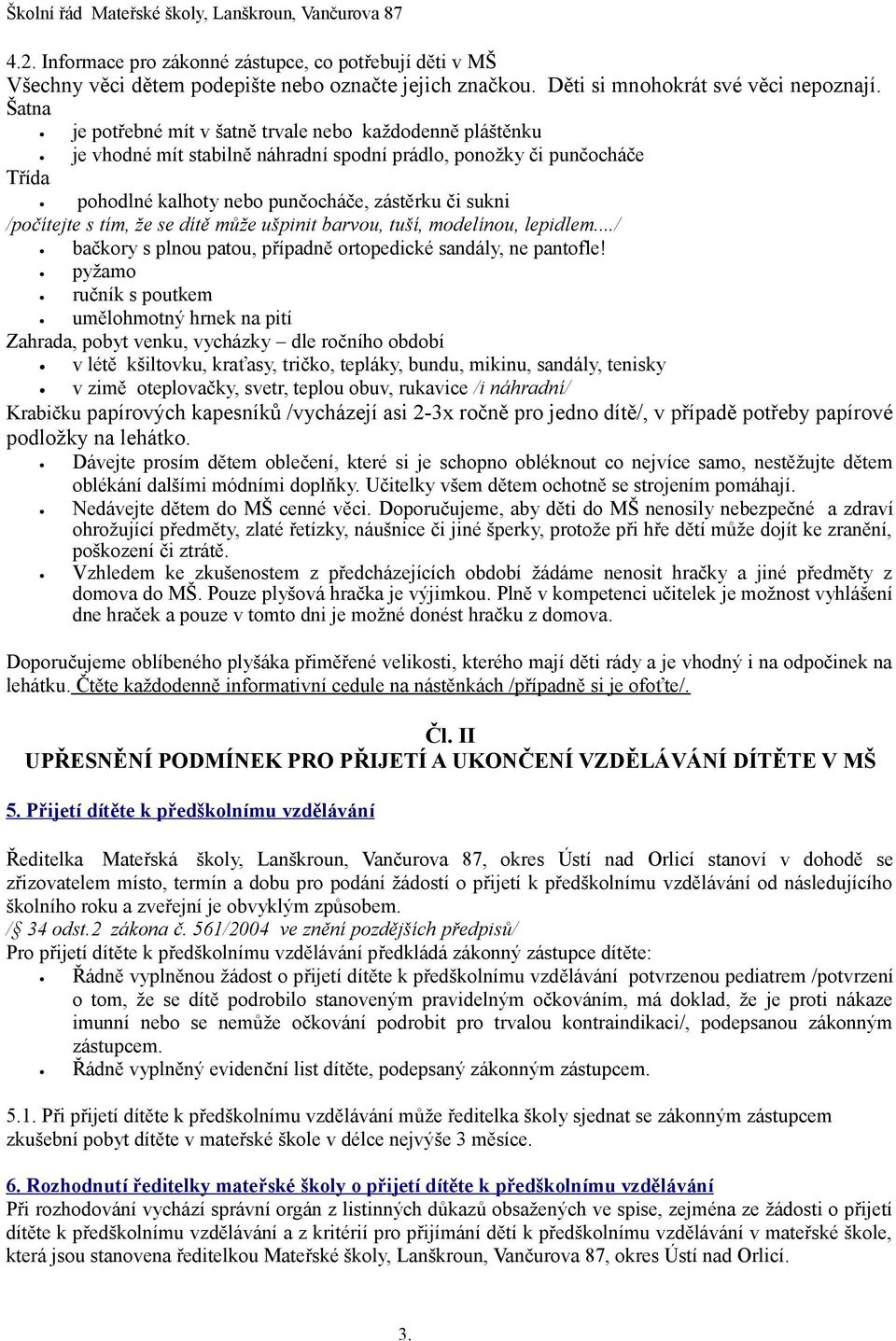 /počítejte s tím, že se dítě může ušpinit barvou, tuší, modelínou, lepidlem.../ bačkory s plnou patou, případně ortopedické sandály, ne pantofle!