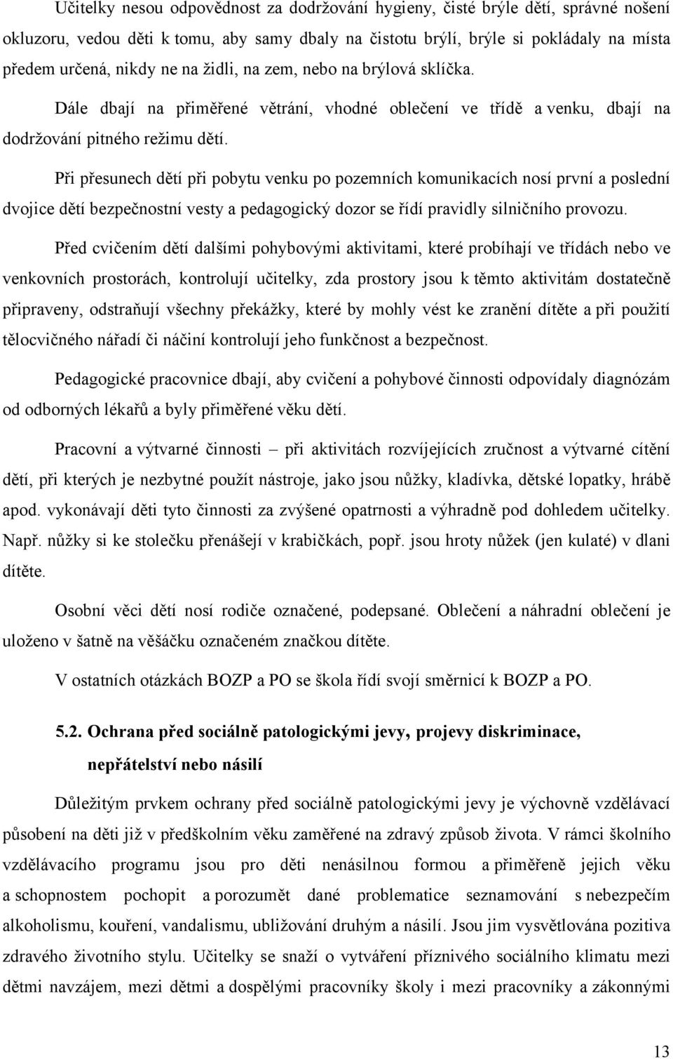 Při přesunech dětí při pobytu venku po pozemních komunikacích nosí první a poslední dvojice dětí bezpečnostní vesty a pedagogický dozor se řídí pravidly silničního provozu.