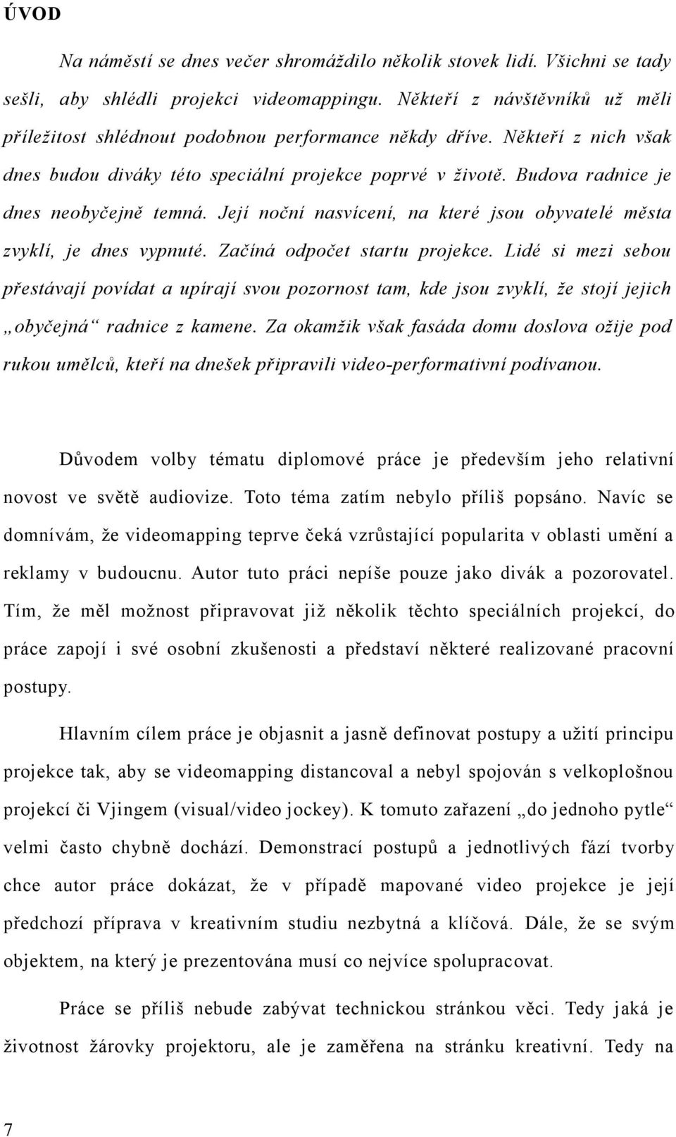 Budova radnice je dnes neobyčejně temná. Její noční nasvícení, na které jsou obyvatelé města zvyklí, je dnes vypnuté. Začíná odpočet startu projekce.