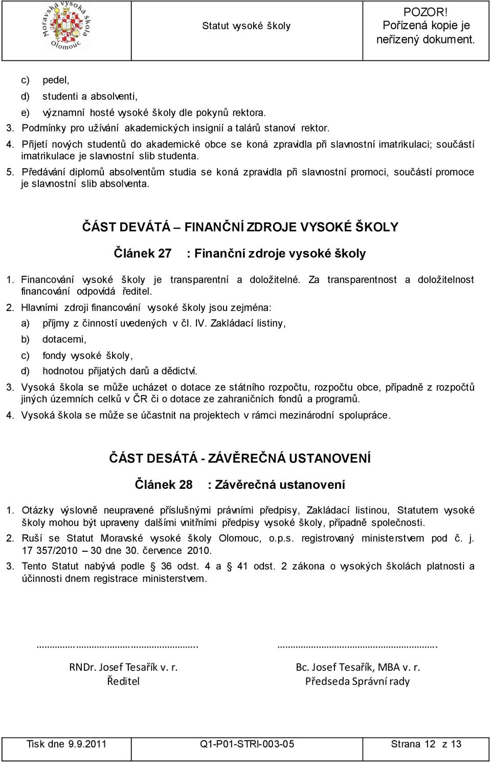 Předávání diplomů absolventům studia se koná zpravidla při slavnostní promoci, součástí promoce je slavnostní slib absolventa.