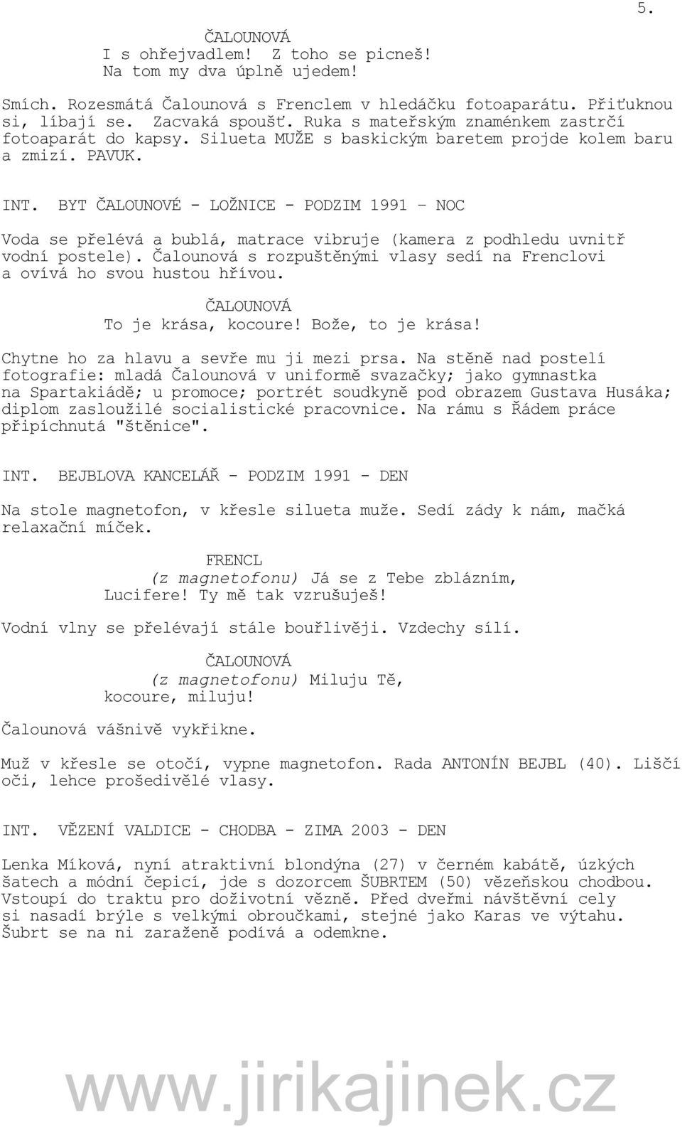 BYT ČALOUNOVÉ - LOŢNICE - PODZIM 1991 NOC Voda se přelévá a bublá, matrace vibruje (kamera z podhledu uvnitř vodní postele).