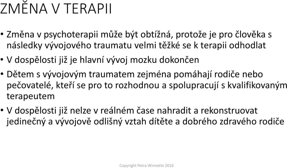 zejména pomáhají rodiče nebo pečovatelé, kteří se pro to rozhodnou a spolupracují s kvalifikovaným terapeutem V