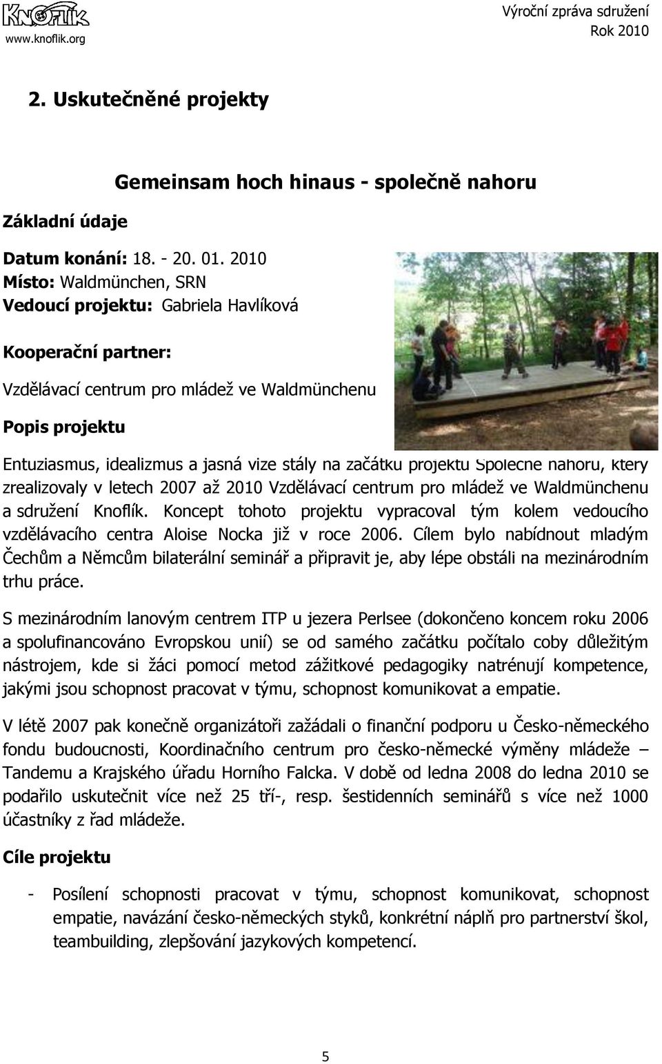 začátku projektu Společně nahoru, který zrealizovaly v letech 2007 až 2010 Vzdělávací centrum pro mládež ve Waldmünchenu a sdružení Knoflík.