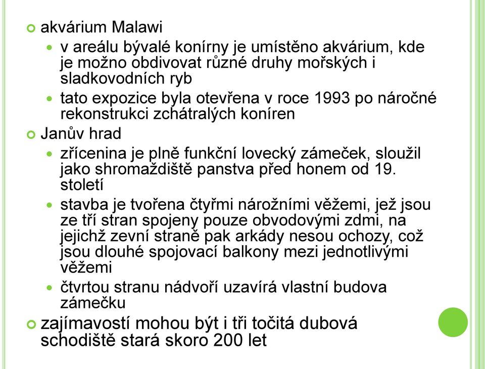 století stavba je tvořena čtyřmi nárožními věžemi, jež jsou ze tří stran spojeny pouze obvodovými zdmi, na jejichž zevní straně pak arkády nesou ochozy, což jsou