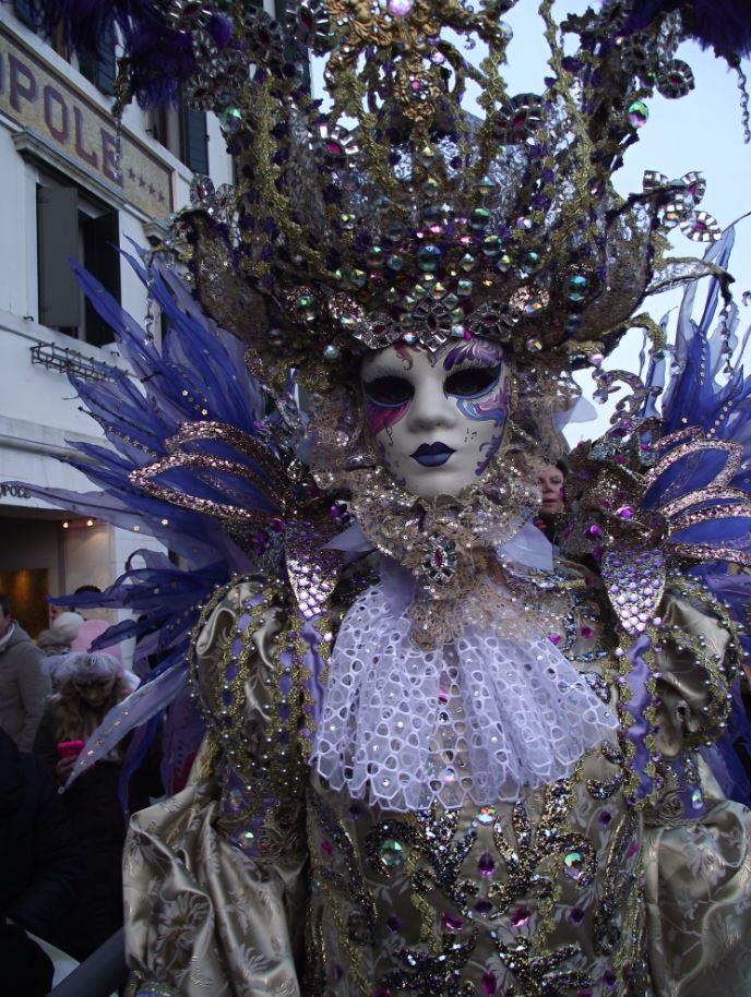 Není karneval jako karneval Když se řekne karneval nebo maškarní, asi si představíte hopsání třeťáků ve školní tělocvičně v maskách a s balonky. Ale co takhle benátský karneval?