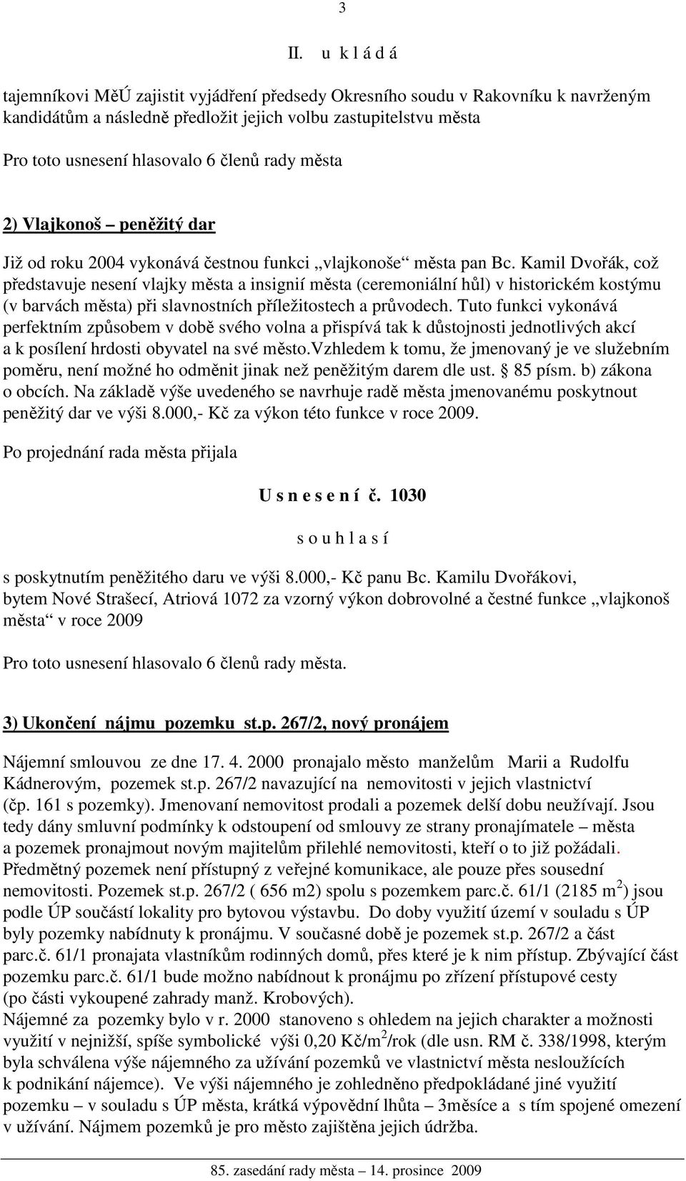 Kamil Dvořák, což představuje nesení vlajky města a insignií města (ceremoniální hůl) v historickém kostýmu (v barvách města) při slavnostních příležitostech a průvodech.