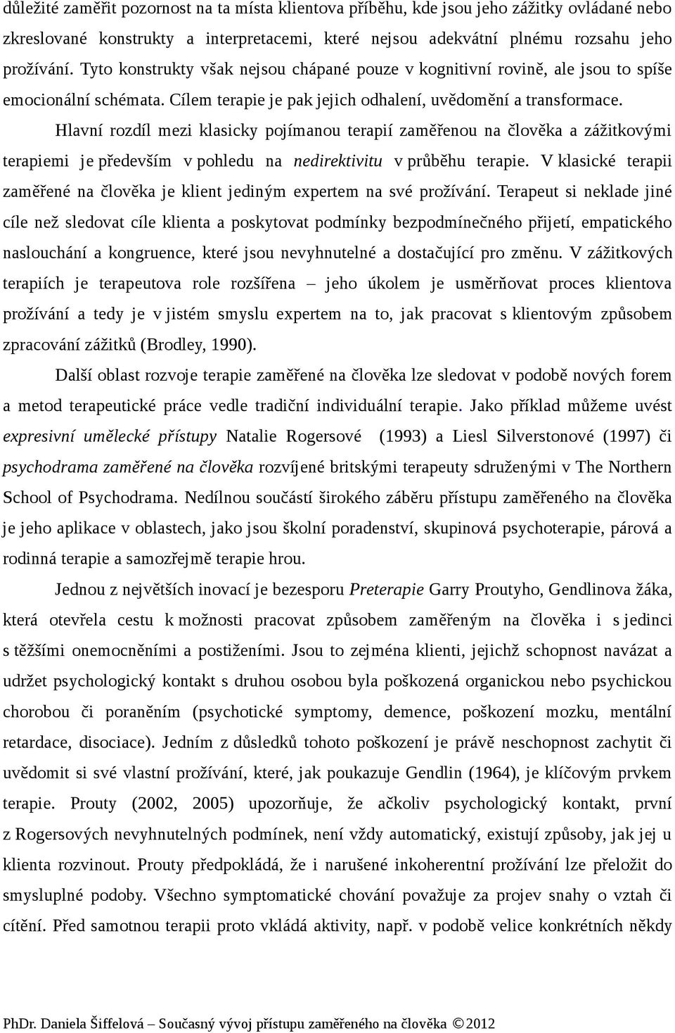 Hlavní rozdíl mezi klasicky pojímanou terapií zaměřenou na člověka a zážitkovými terapiemi je především v pohledu na nedirektivitu v průběhu terapie.