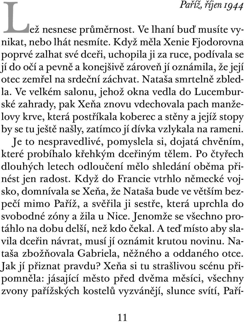 Ve velkém salonu, jehož okna vedla do Lucemburské zahrady, pak Xeňa znovu vdechovala pach manželovy krve, která postříkala koberec a stěny a jejíž stopy by se tu ještě našly, zatímco jí dívka