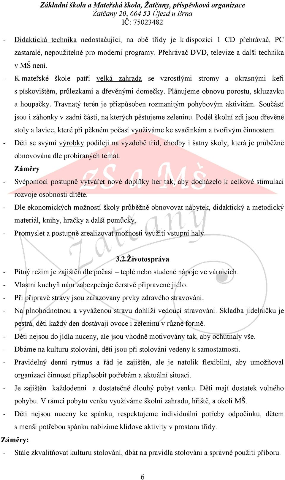 Travnatý terén je přizpůsoben rozmanitým pohybovým aktivitám. Součástí jsou i záhonky v zadní části, na kterých pěstujeme zeleninu.