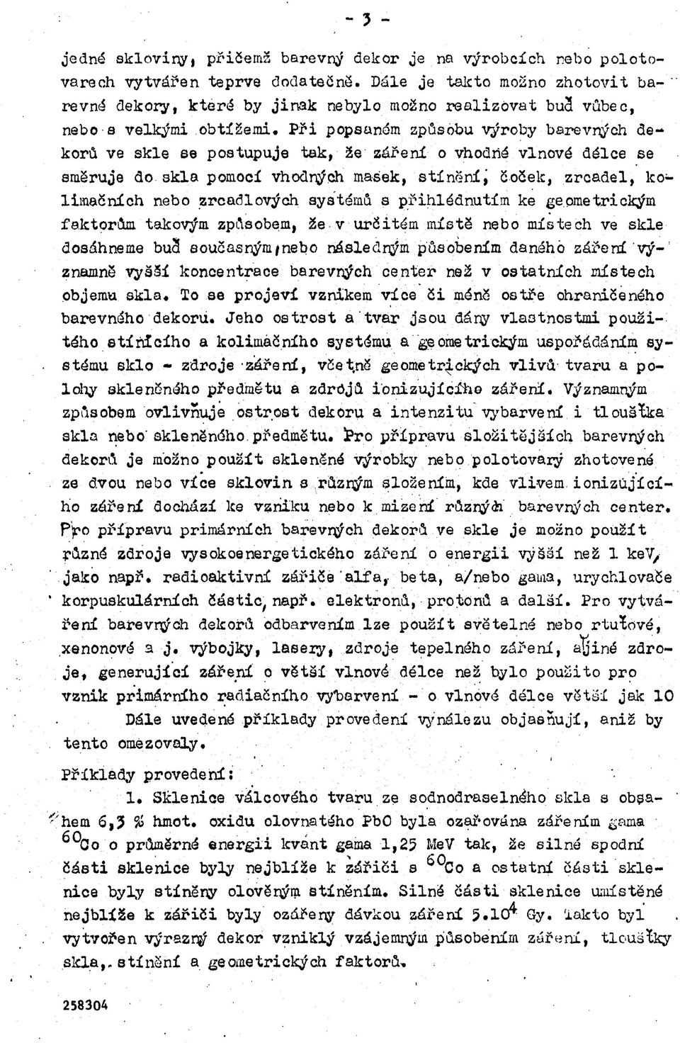 Při popsaném způsobu výroby barevných dekorů ve skle se postupuje tak, že záření o vhodné vlnové délce se směruje do skla pomocí vhodrých masek, stínění^ čoček, zrcadel, kolimační ch nebo zrcadlových