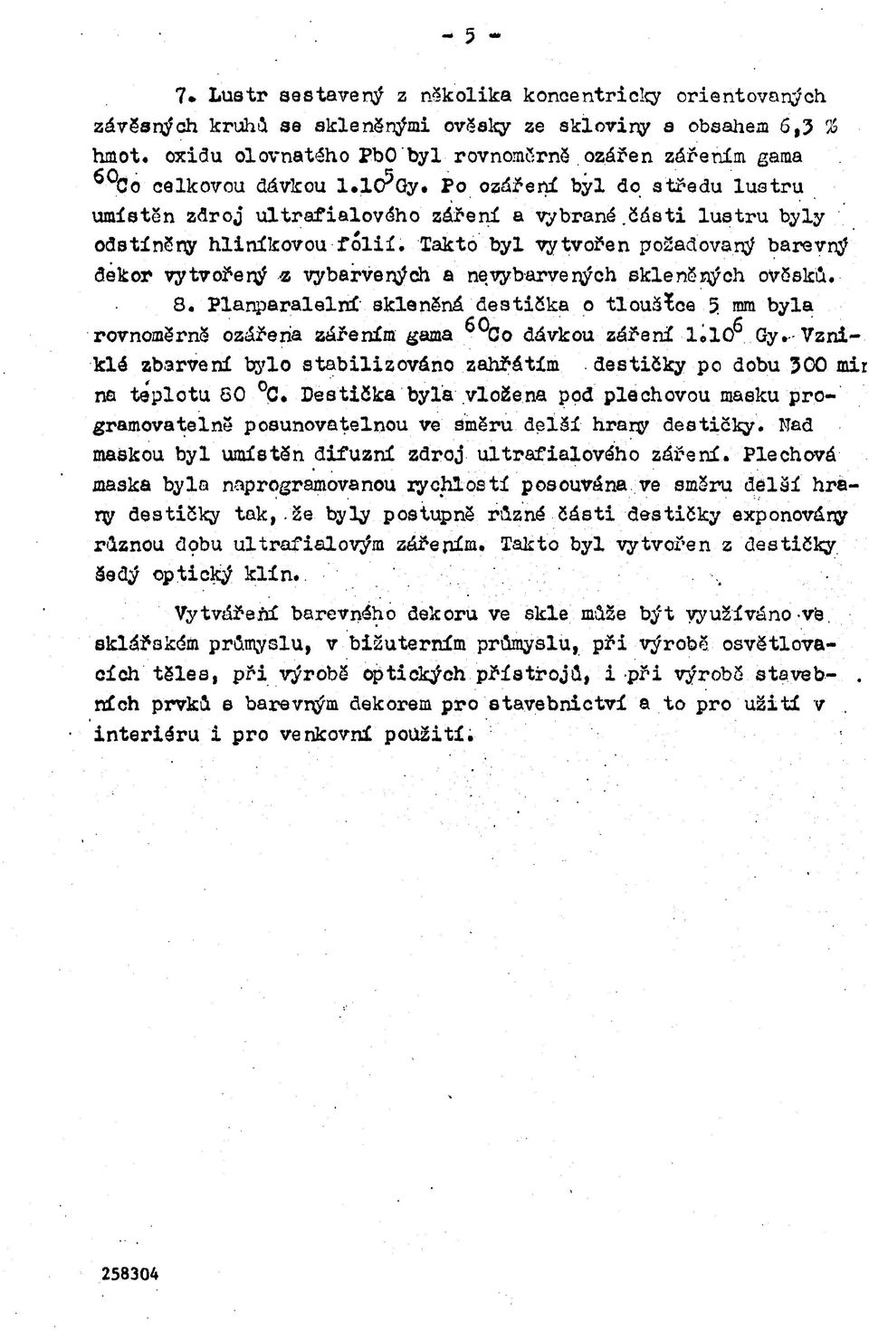 části lustru byly odstíněny hliníkovou fólií. Takto byl vytvořen požadovaný barevný dekor vytvořený i vybarvených a nevybarver\ých skleněných ověsků. 8.