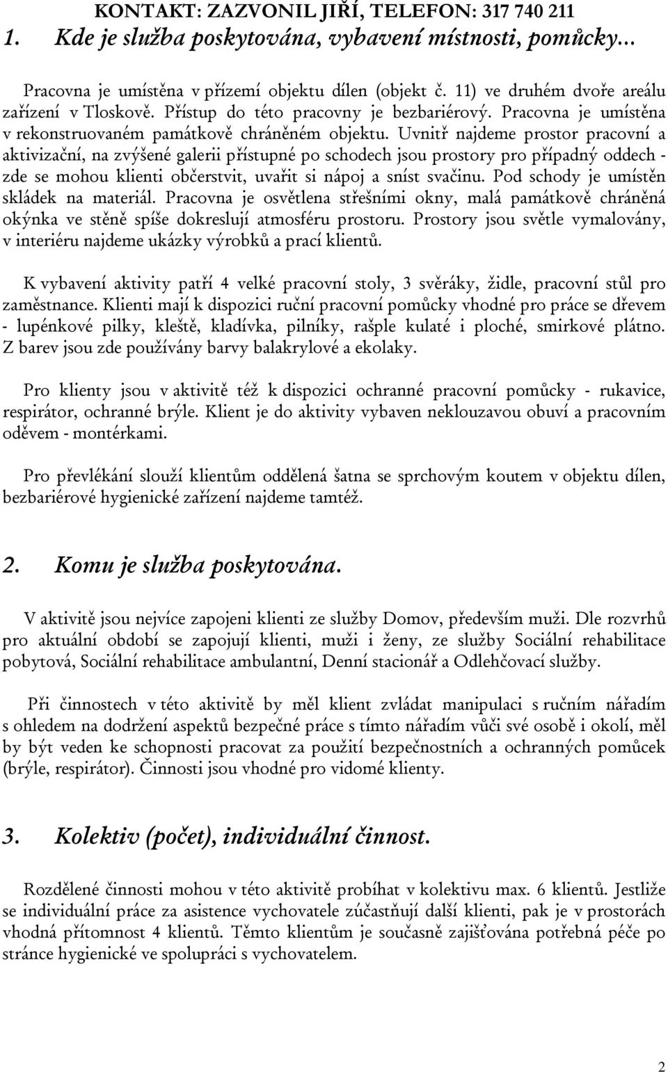 Uvnitř najdeme prostor pracovní a aktivizační, na zvýšené galerii přístupné po schodech jsou prostory pro případný oddech - zde se mohou klienti občerstvit, uvařit si nápoj a sníst svačinu.