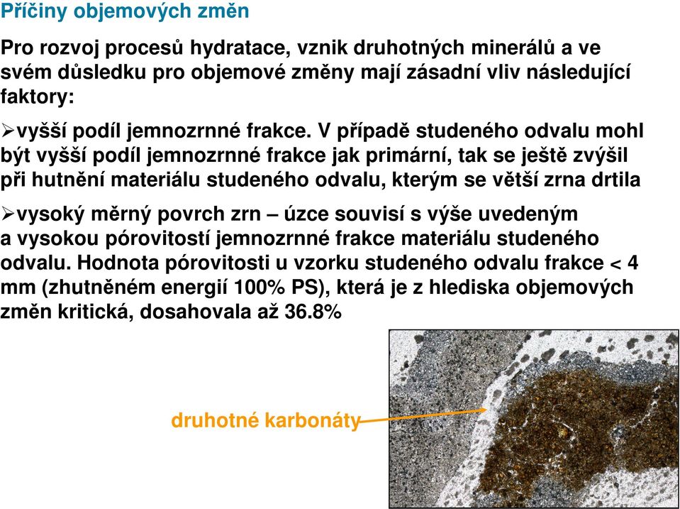 V případě studeného u mohl být vyšší podíl jemnozrnné frakce jak primární, tak se ještě zvýšil při hutnění materiálu studeného u, kterým se větší zrna drtila