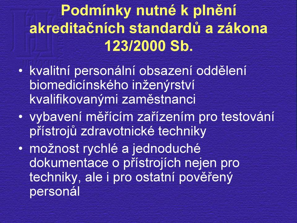 zaměstnanci vybavení měřícím zařízením pro testování přístrojů zdravotnické techniky