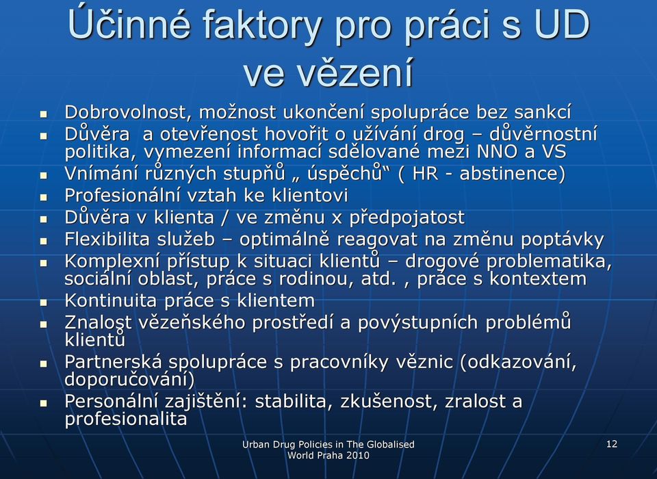 Kmplexní přístup k situaci klientů drgvé prblematika, sciální blast, práce s rdinu, atd.