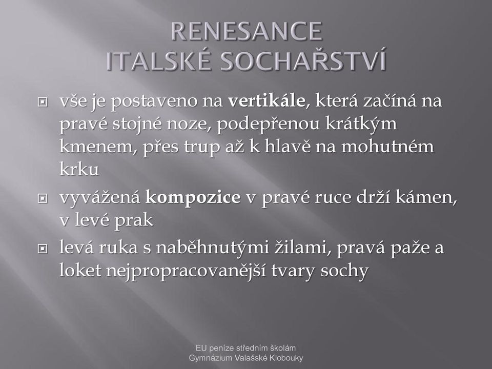 vyvážená kompozice v pravé ruce drží kámen, v levé prak levá ruka